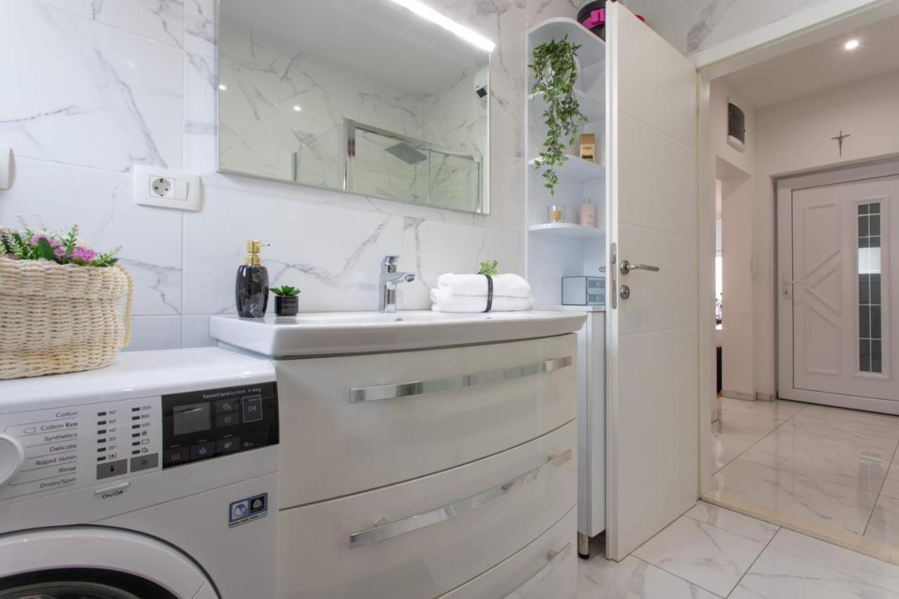 Lux Apartment Ema Kaštela Екстериор снимка