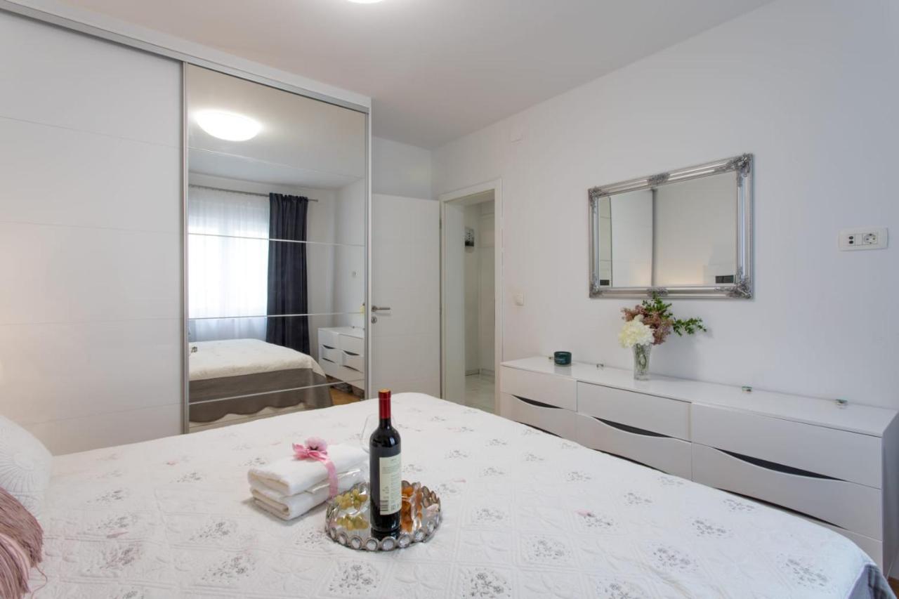 Lux Apartment Ema Kaštela Екстериор снимка