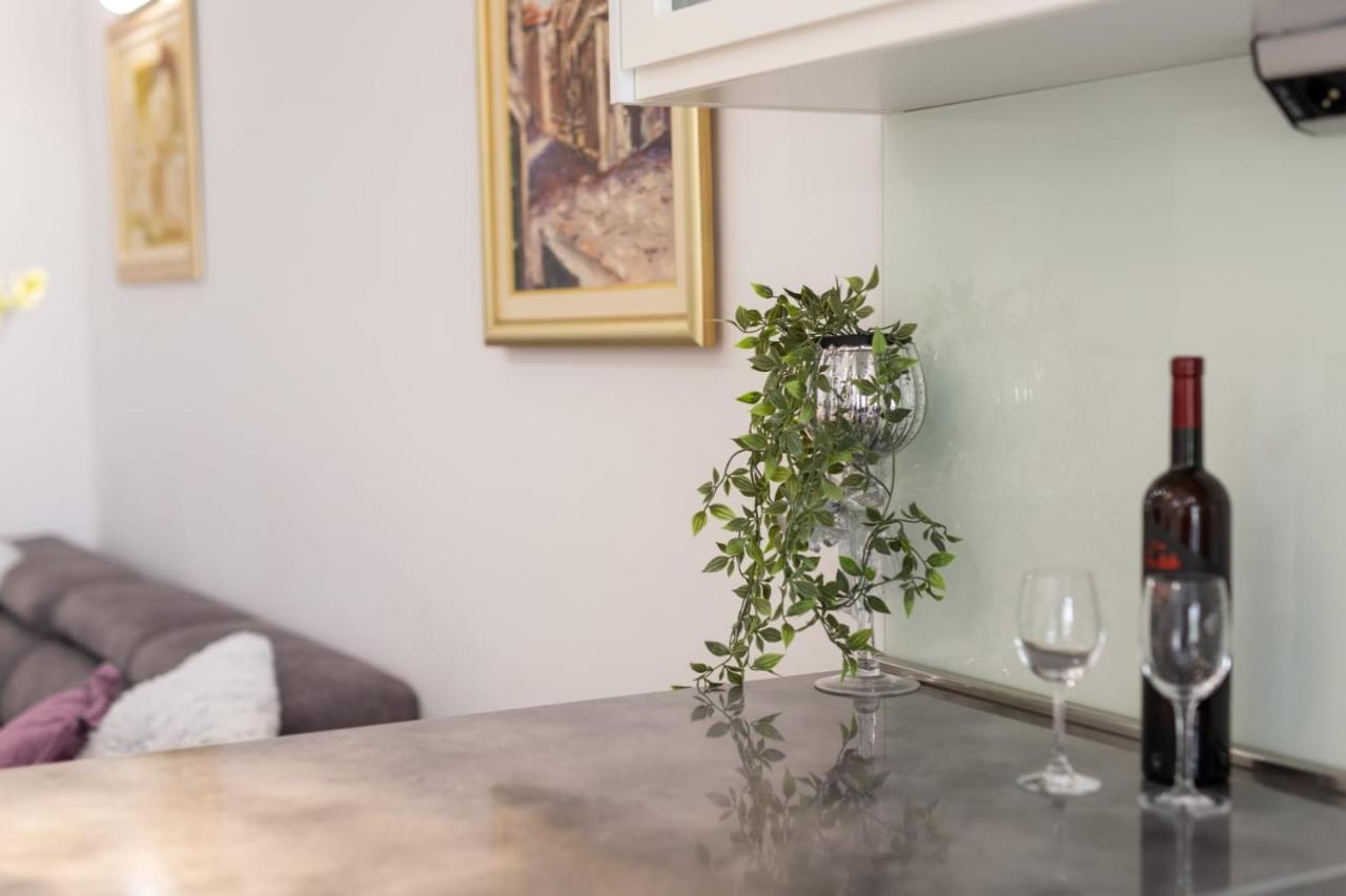 Lux Apartment Ema Kaštela Екстериор снимка